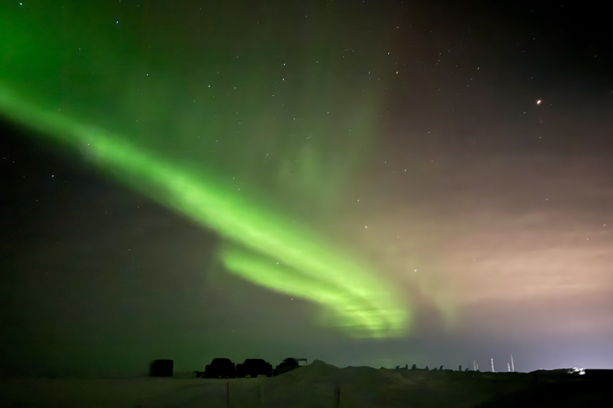 Alaska in Winter: Northern Lights & Snowy Landscapes (Photo Collection)