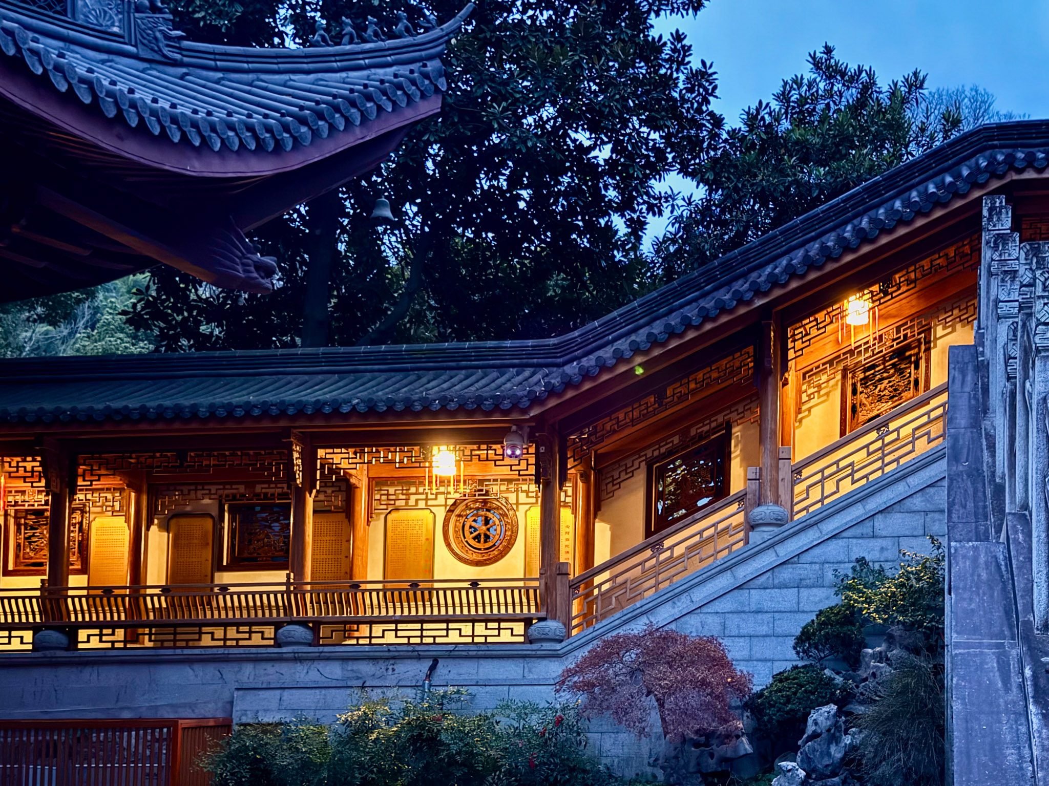 A Year-End Temple Morning in Hangzhou: A Quiet Winter Route from Faxi to Lingyin (Without Missing the Highlights)